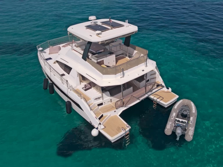 Leopard Leopard 43 Powercat charter bareboat eller skeppad i Hyeres