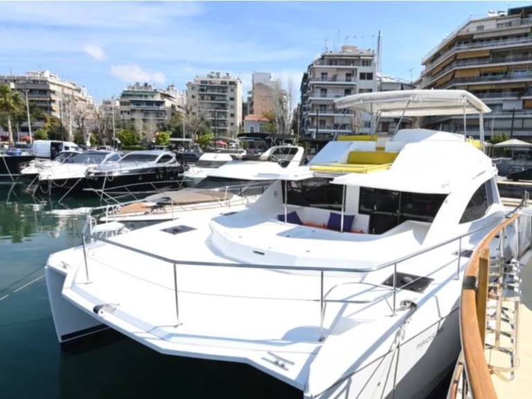 Leopard Catamarans / Robertson & Caine Leopard 51 PC - 4 + 2 cab. charter bareboat eller skeppad i Nea Peramos