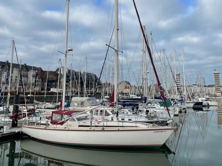 Amel Super Maramu charter bareboat eller skeppad i Deauville
