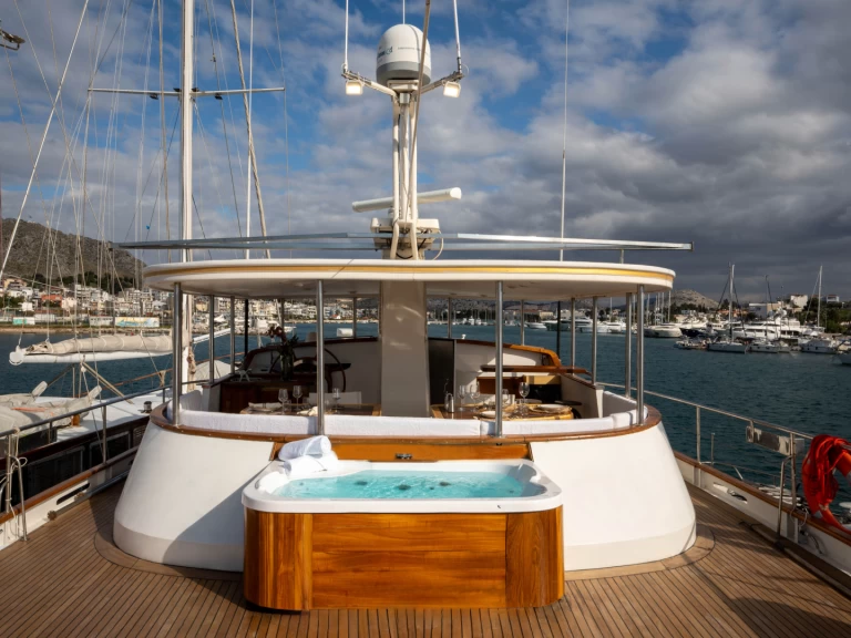 Hyra Lyx yacht med eller utan skeppare Codecasa Salaminas 