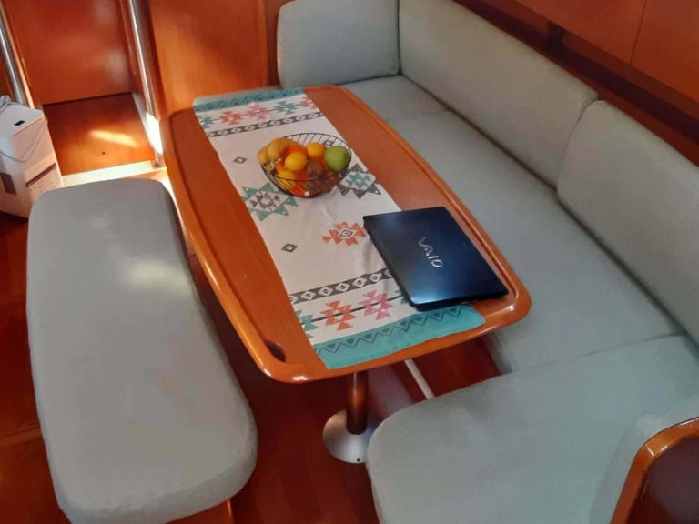 Bénéteau Cyclades 43.4 charter bareboat eller skeppad i Salamína