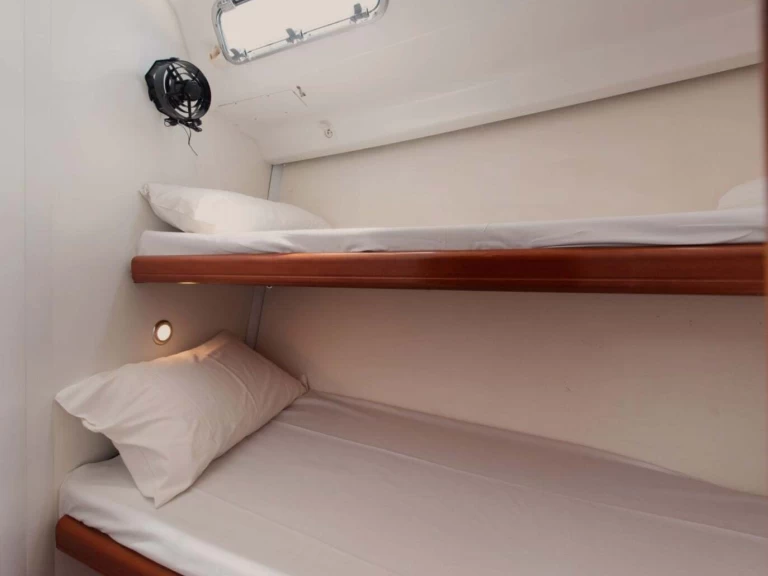 Bénéteau Cyclades 43.4 charter bareboat eller skeppad i Salamína