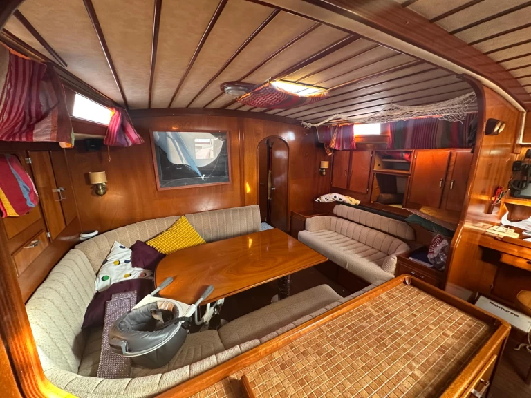 Amel Super Maramu charter bareboat eller skeppad i Deauville