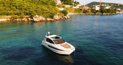 Jeanneau Leader 10 charter bareboat eller skeppad i Dubrovnik