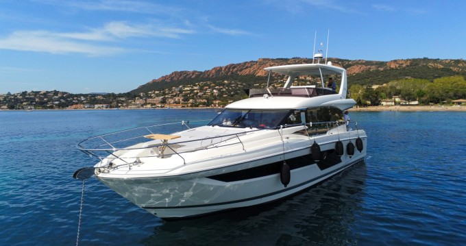 Prestige 590 Fly charter bareboat eller skeppad i Saint Raphael