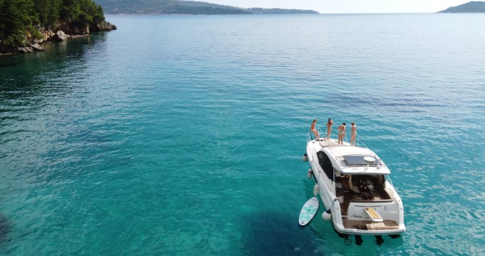 Jeanneau Leader 10 charter bareboat eller skeppad i Dubrovnik